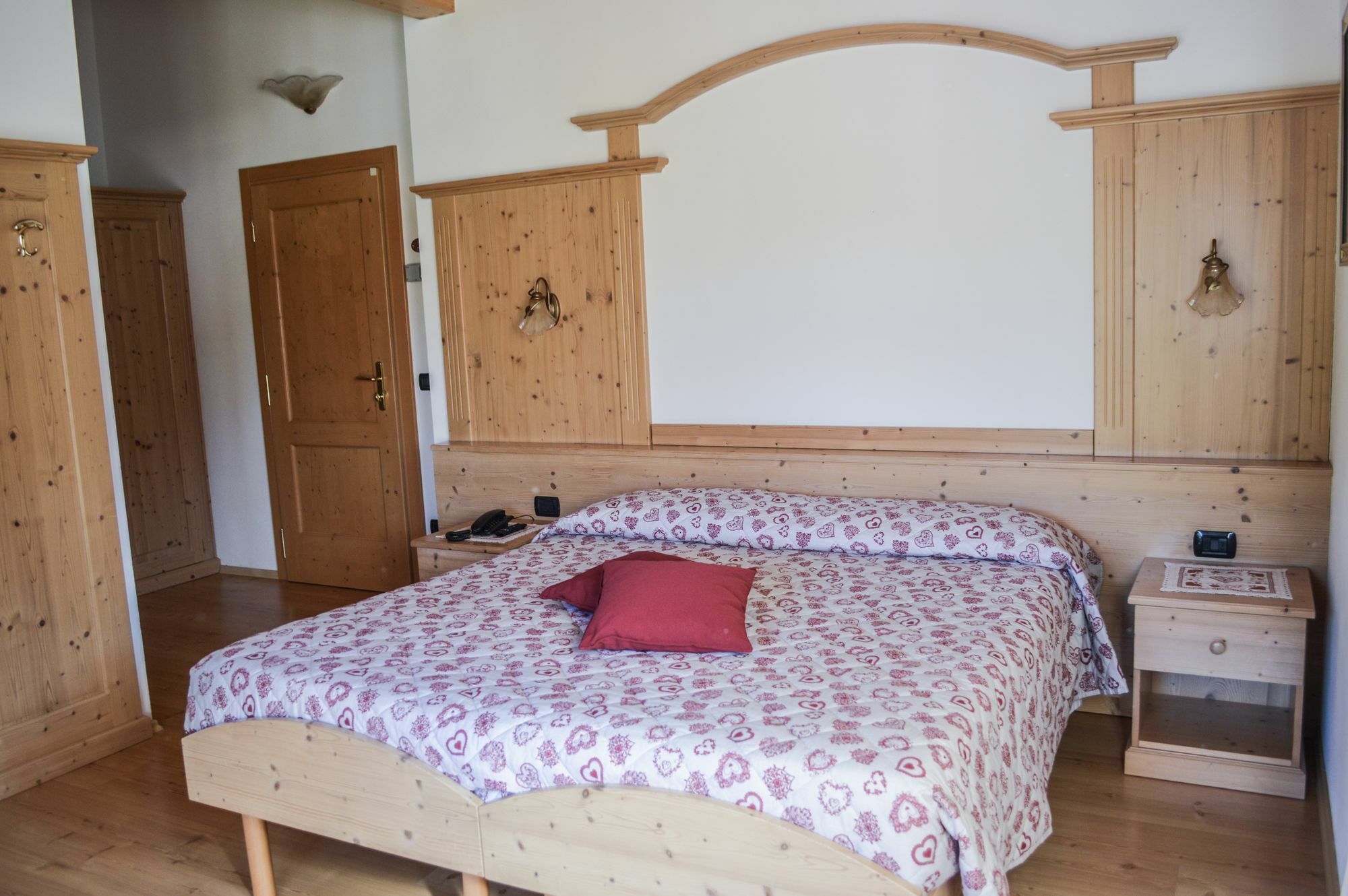 Hotel Garni Sant'Antonio Con Spa Мадона ди Кампильо Екстериор снимка